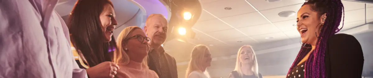 Folk som smiler og hygger seg.