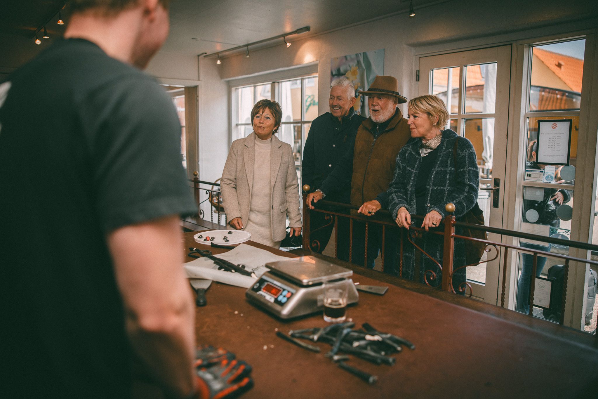 To eldre par i lakrisbutikk.