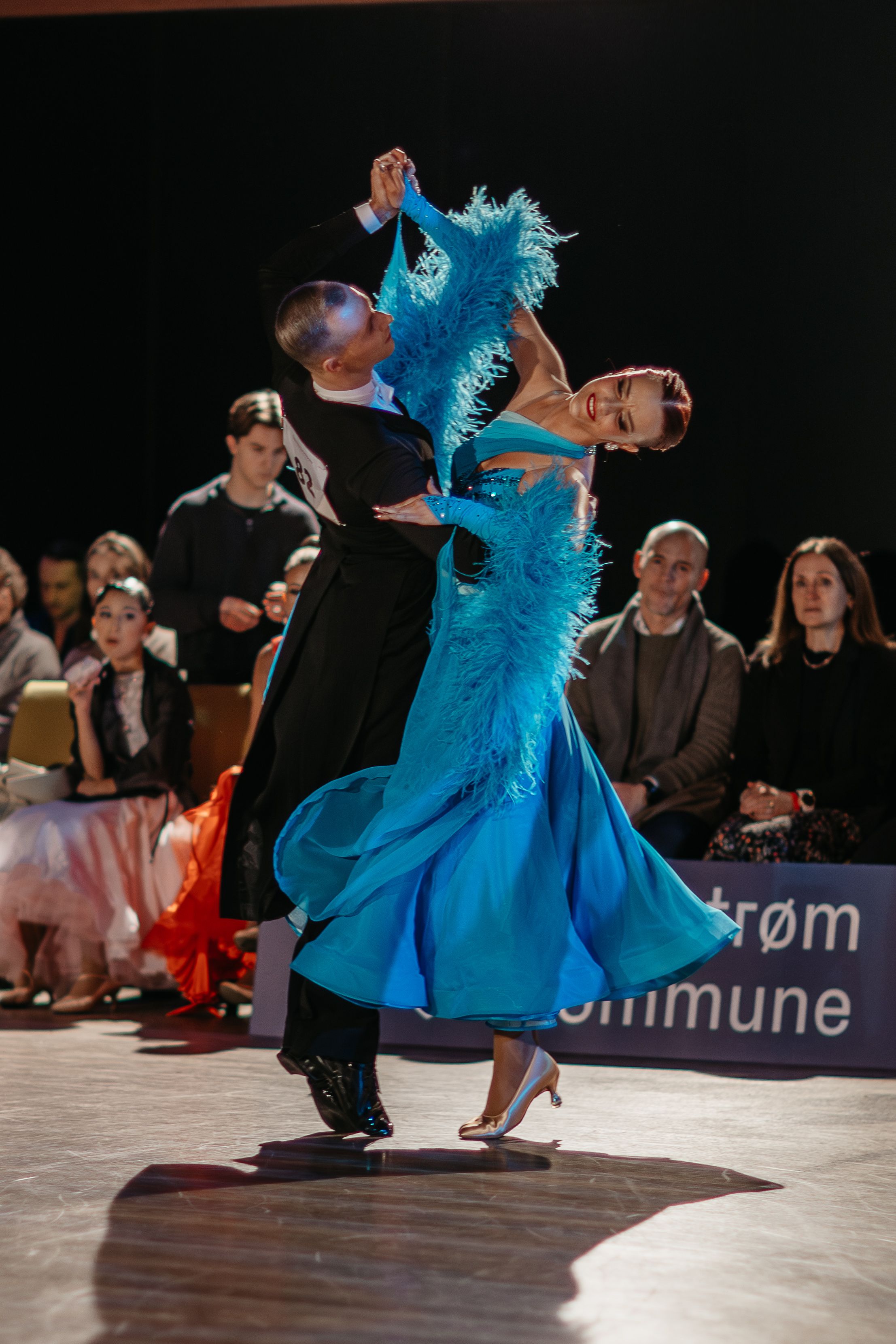 En dame og mann danser.