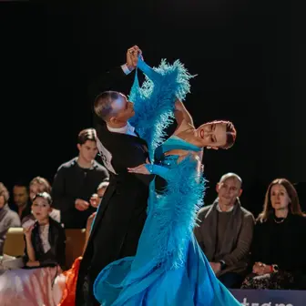 En dame og mann danser.