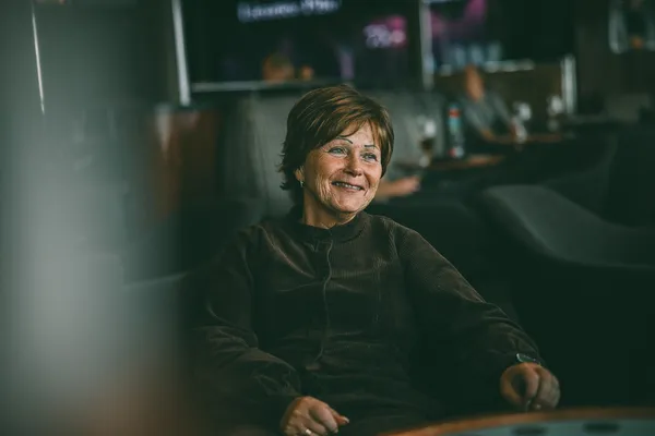 Dame sitter rundt et bord.