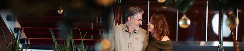 Par som ser på hverandre