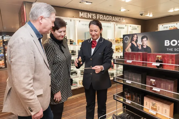 Eldre par i parfymeavdeling i taxfree.