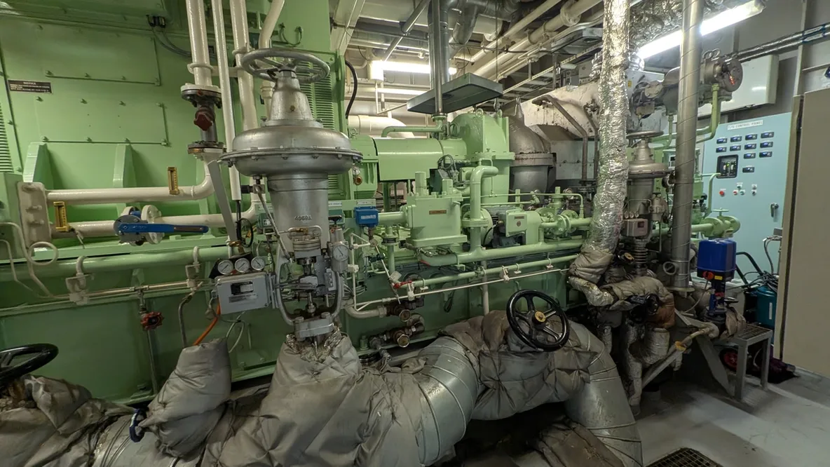 Dampturbin i et turbinrom.