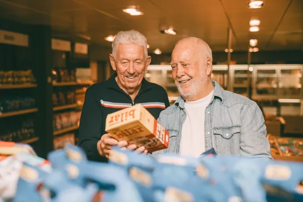 To menn ser på godteri i taxfree.