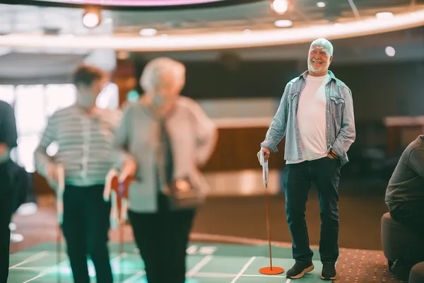 Mann spiller hesteveddeløp.