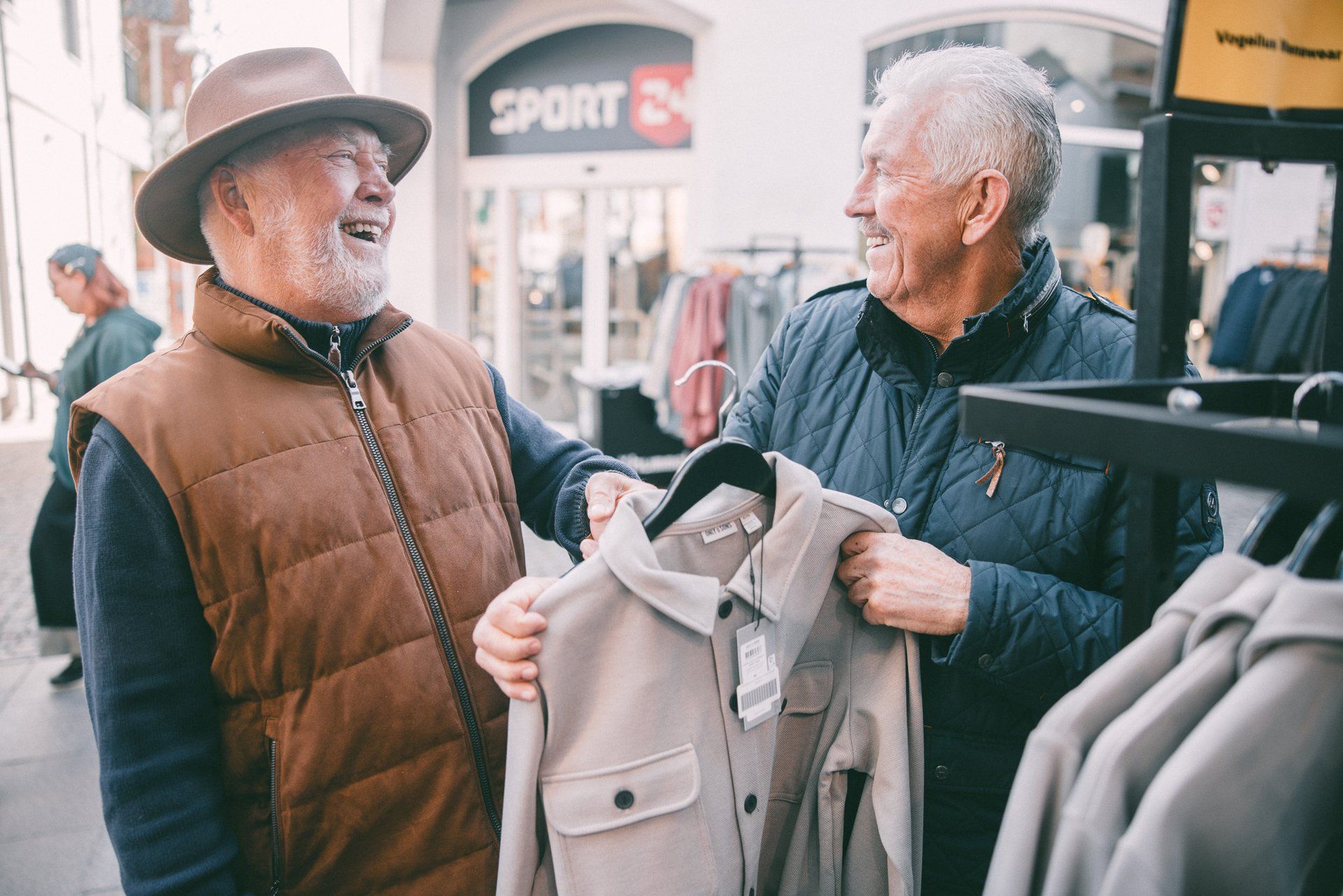 Two men shopping og laughing