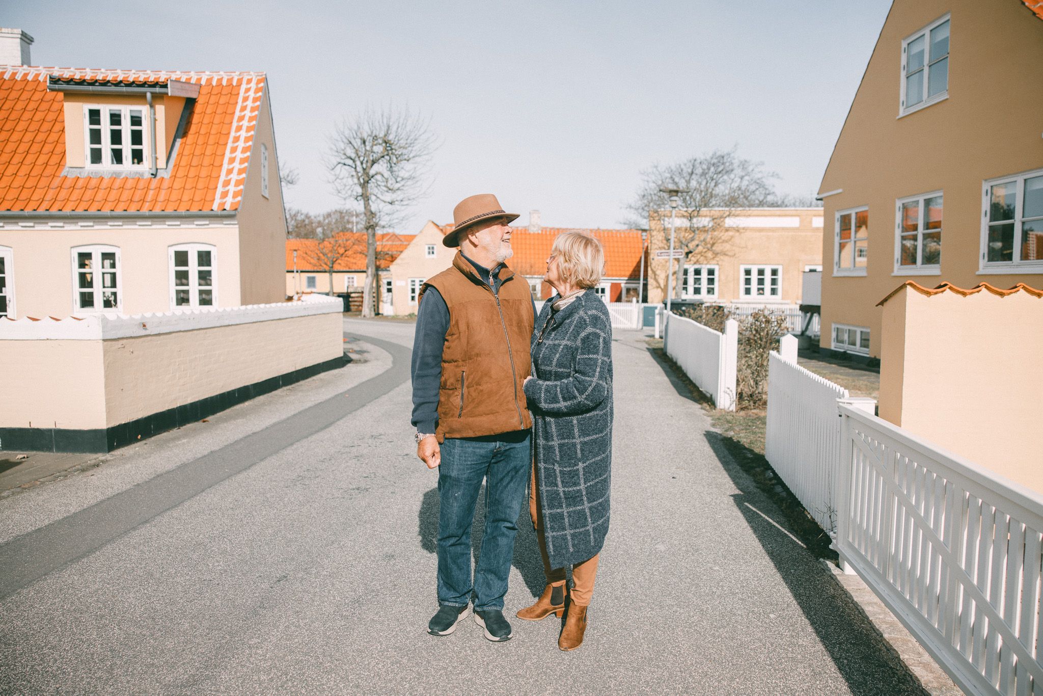 Par i gate med gule hus.