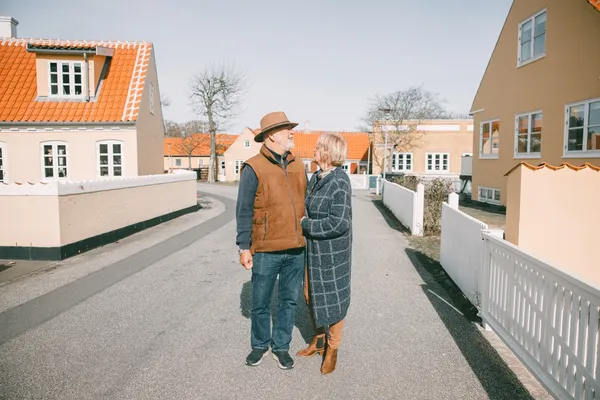 Par i gate med gule hus.