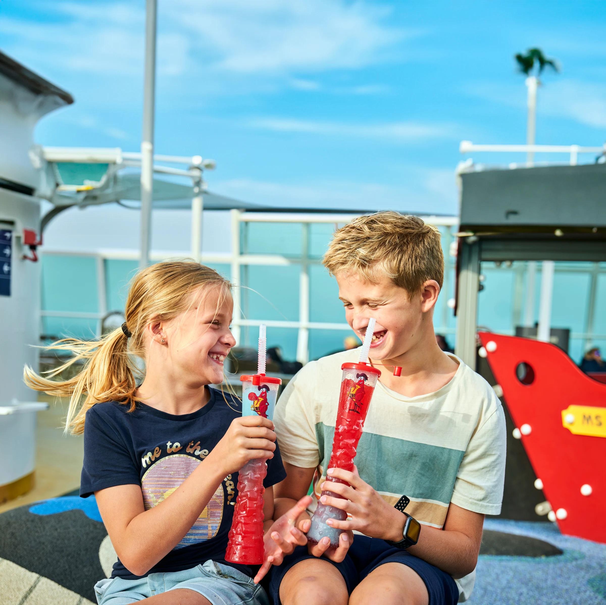 Barn hygger seg på dekk.