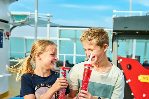 Barn hygger seg på dekk.