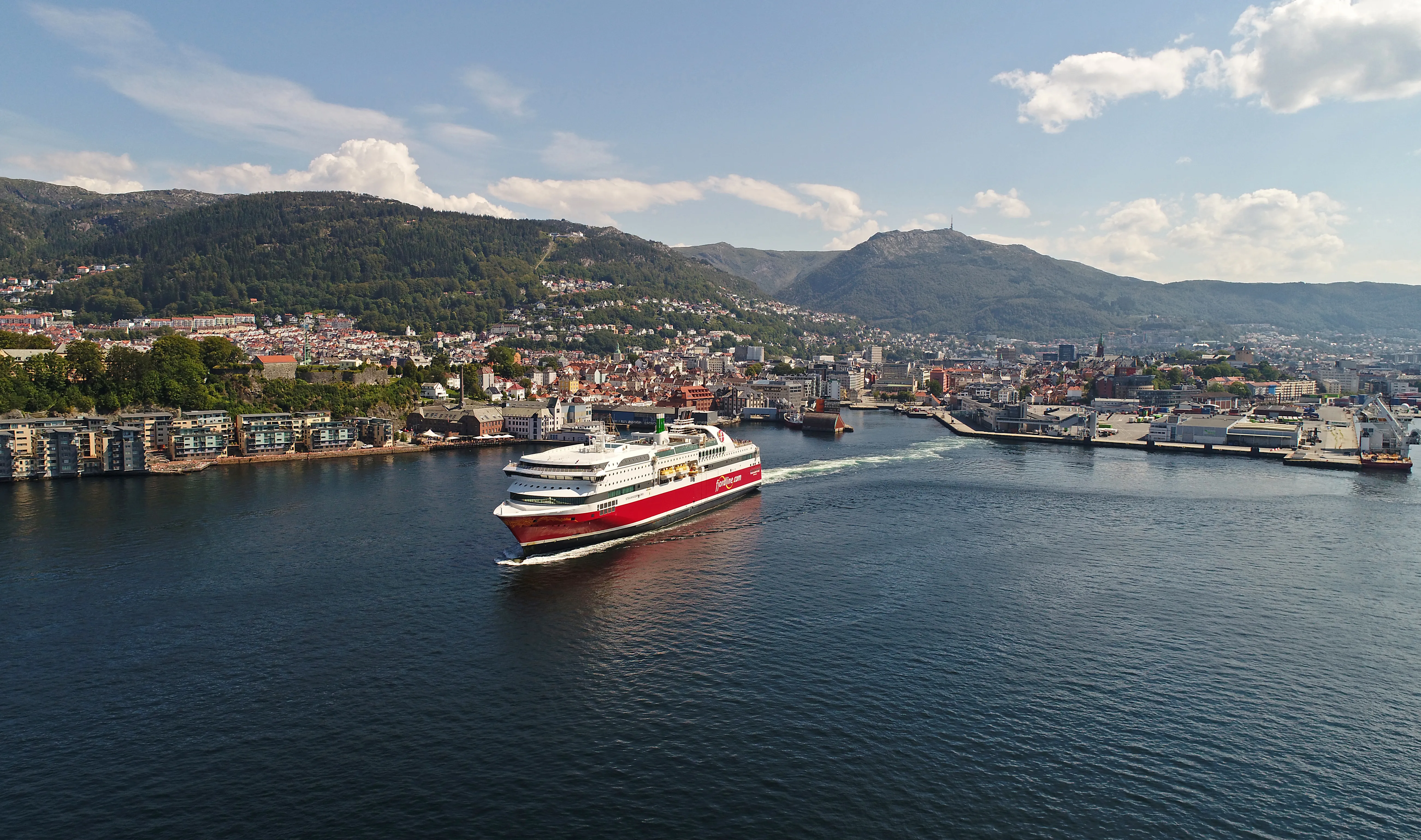Bergensfjord seiler ut fra havnen i Bergen.