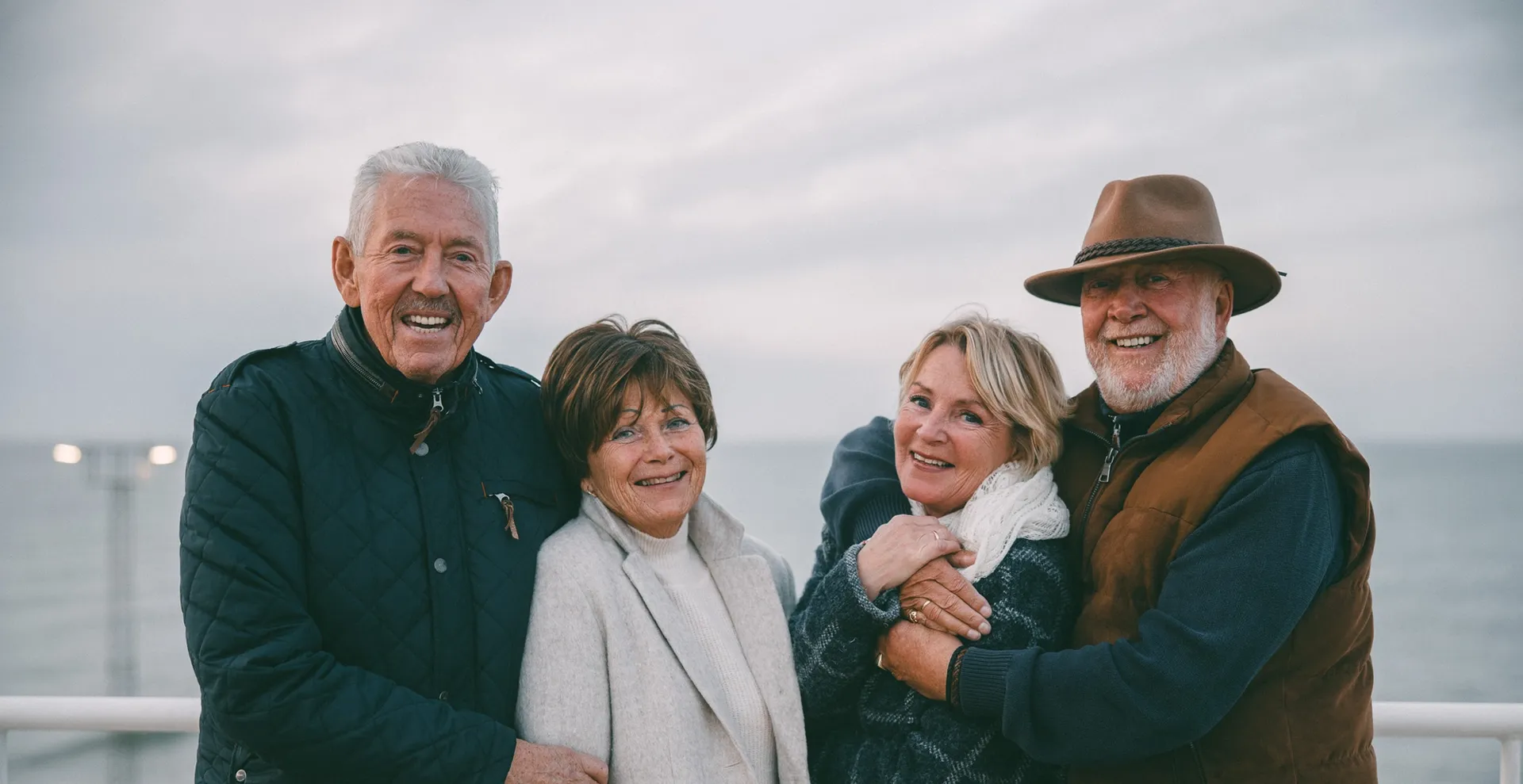 2 eldre par på dekk.