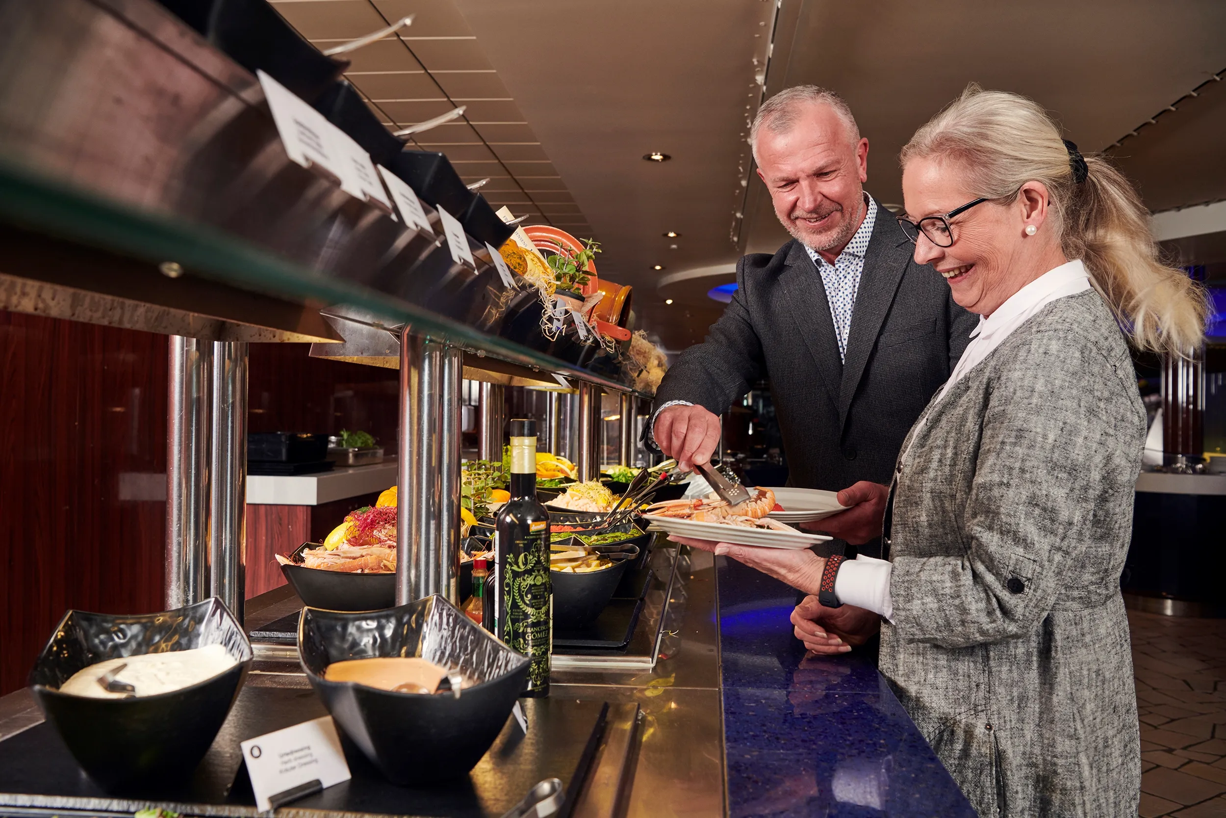 Par finner mat i buffet.