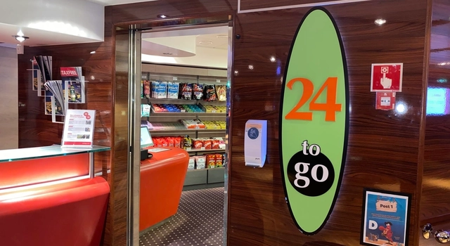 det er et skilt på veggen som sier '24 to go'