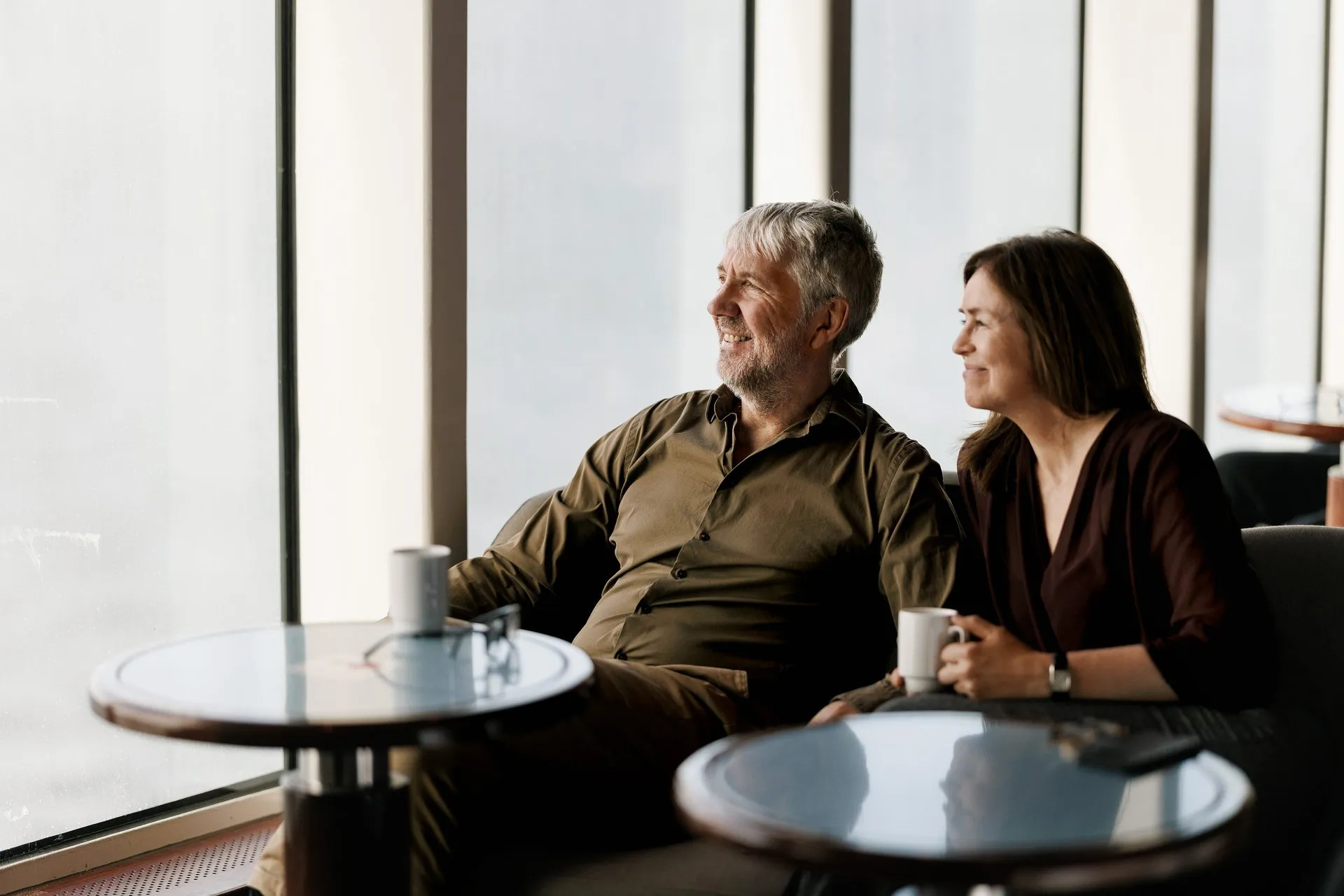 Par finner mat i buffet.