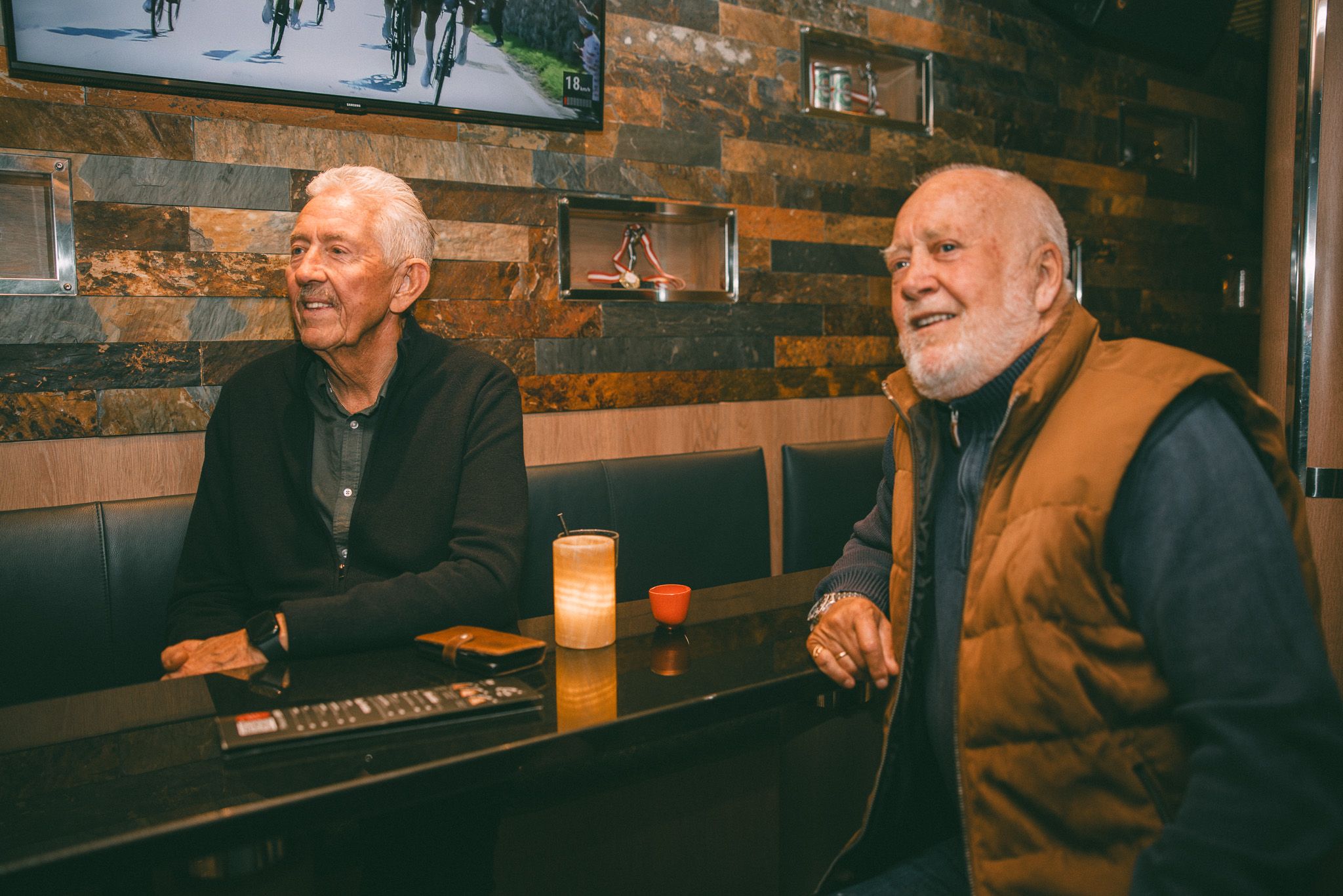 To eldre menn i baren.