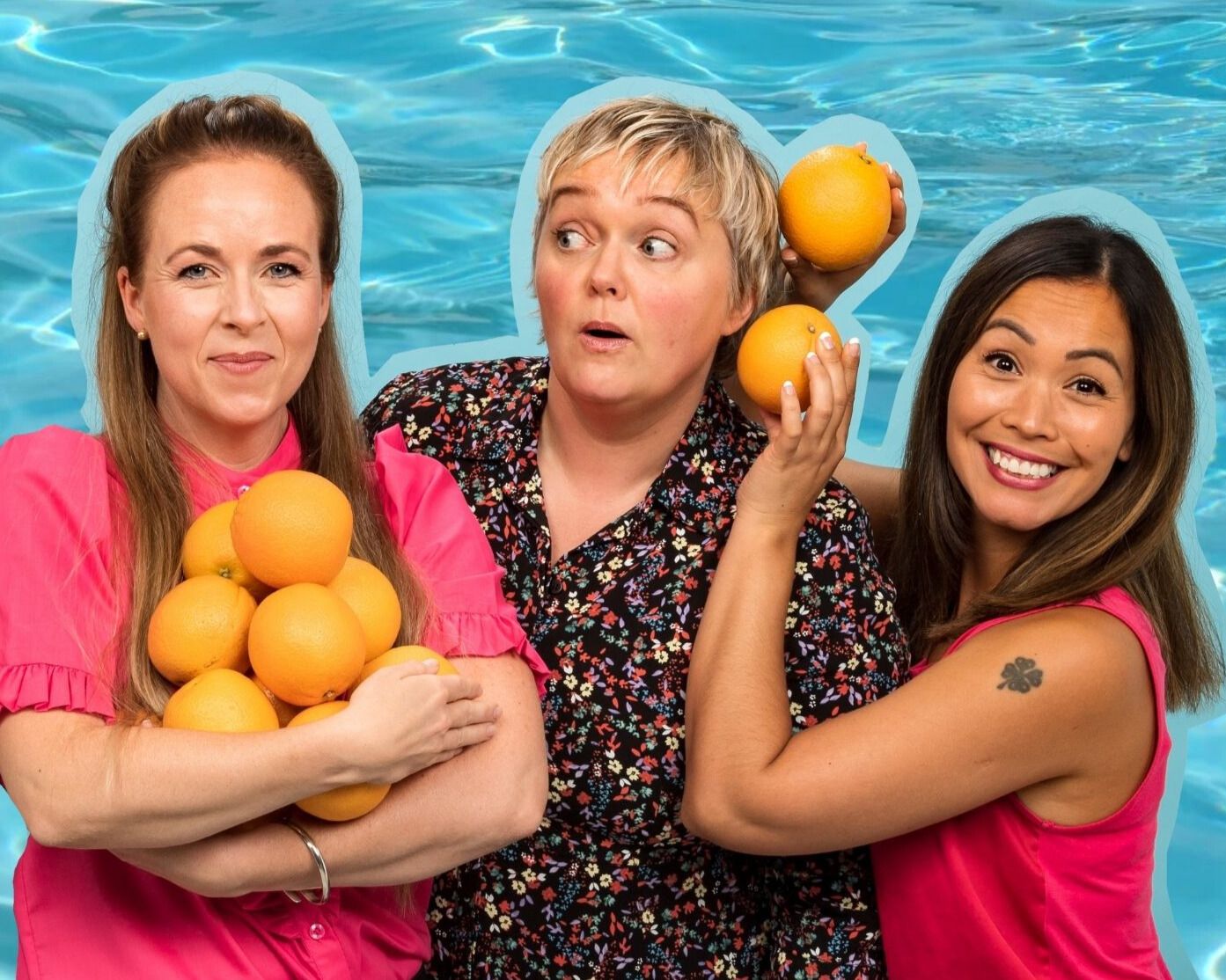 Tre damer med sjø i bakgrunnen