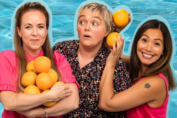 Tre damer med sjø i bakgrunnen