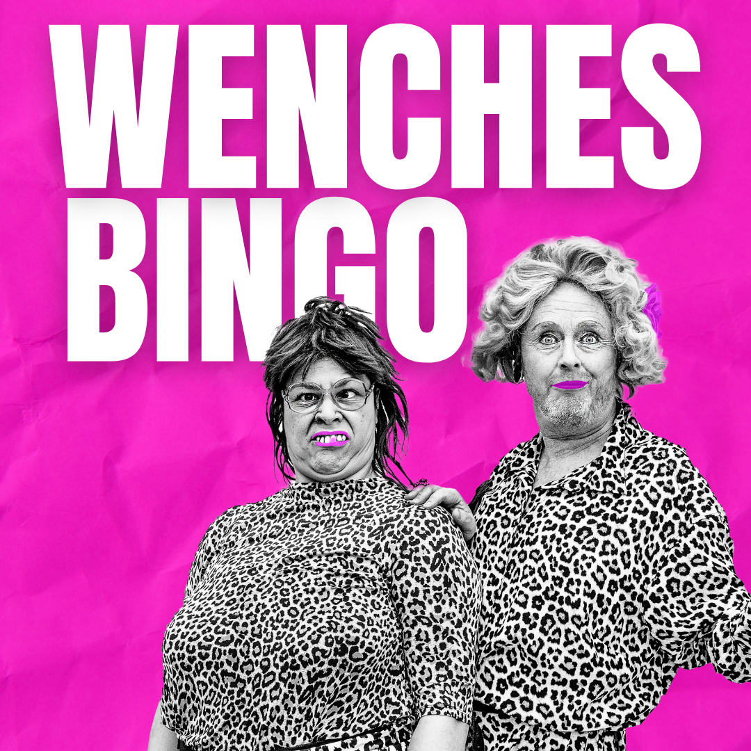 To menn kledd seg ut som rare damer.