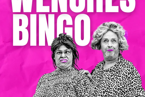 To menn kledd seg ut som rare damer.