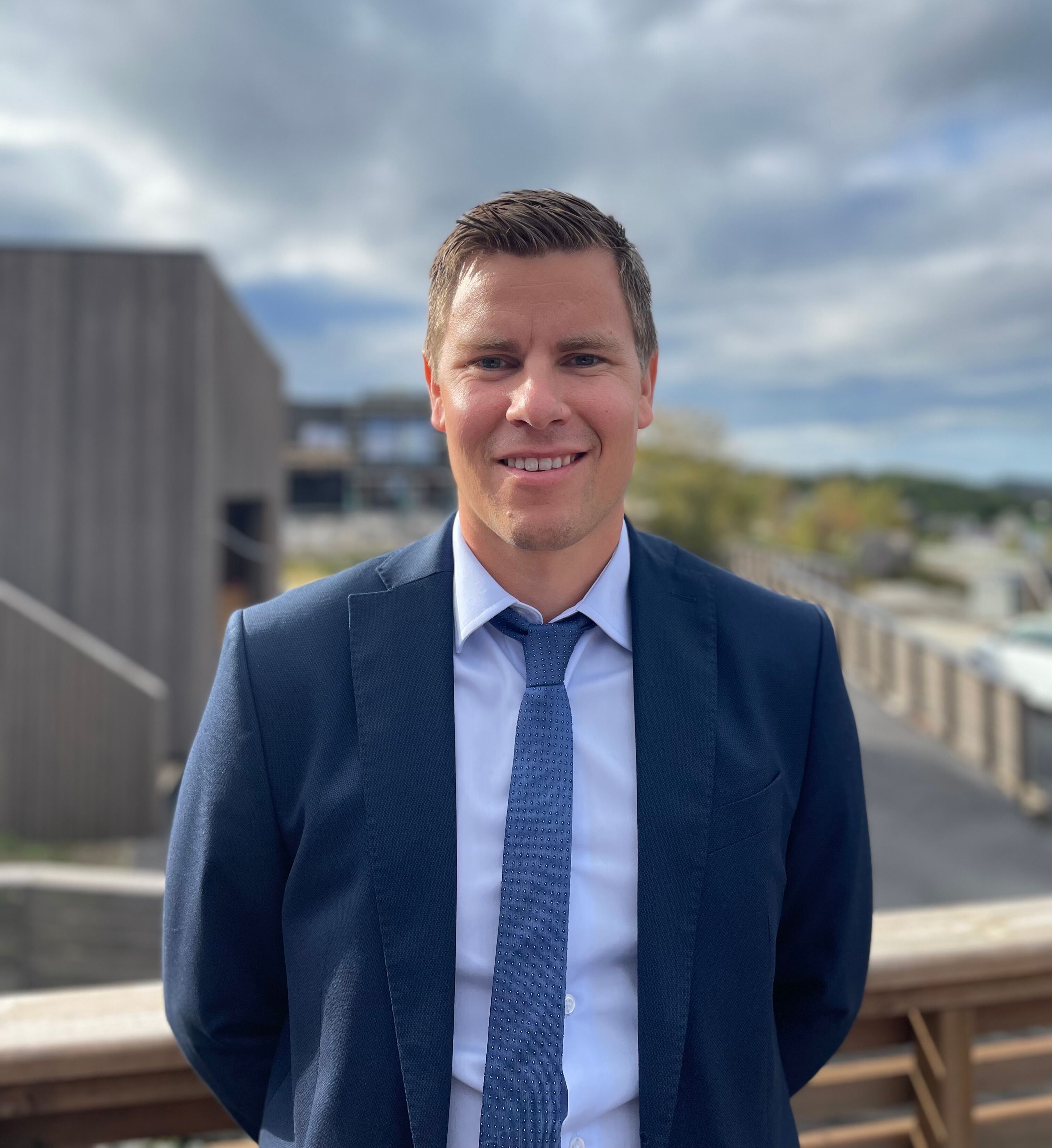 a man in a suit and tie is standing on a balcony .