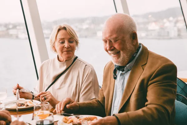 Par koser seg i Commander Buffet