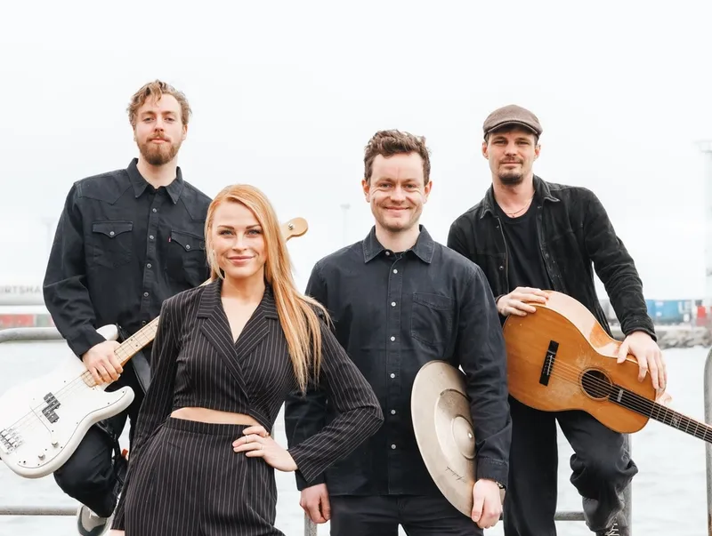 Band som står på scenen.