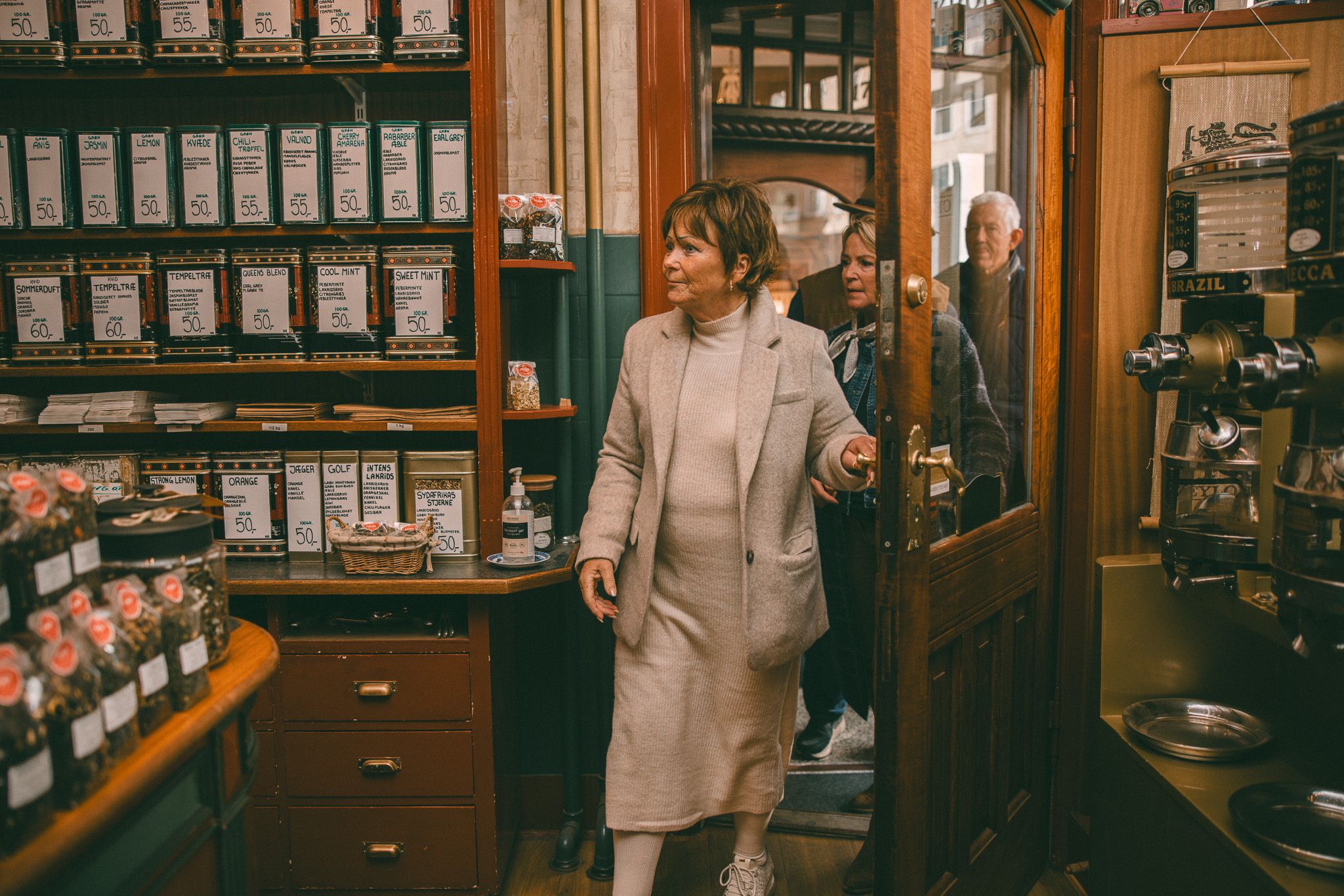 Dame går inn døren til te- og kaffibutikk.