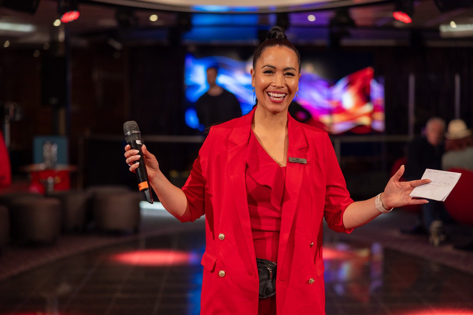 Dame med rød blazer.