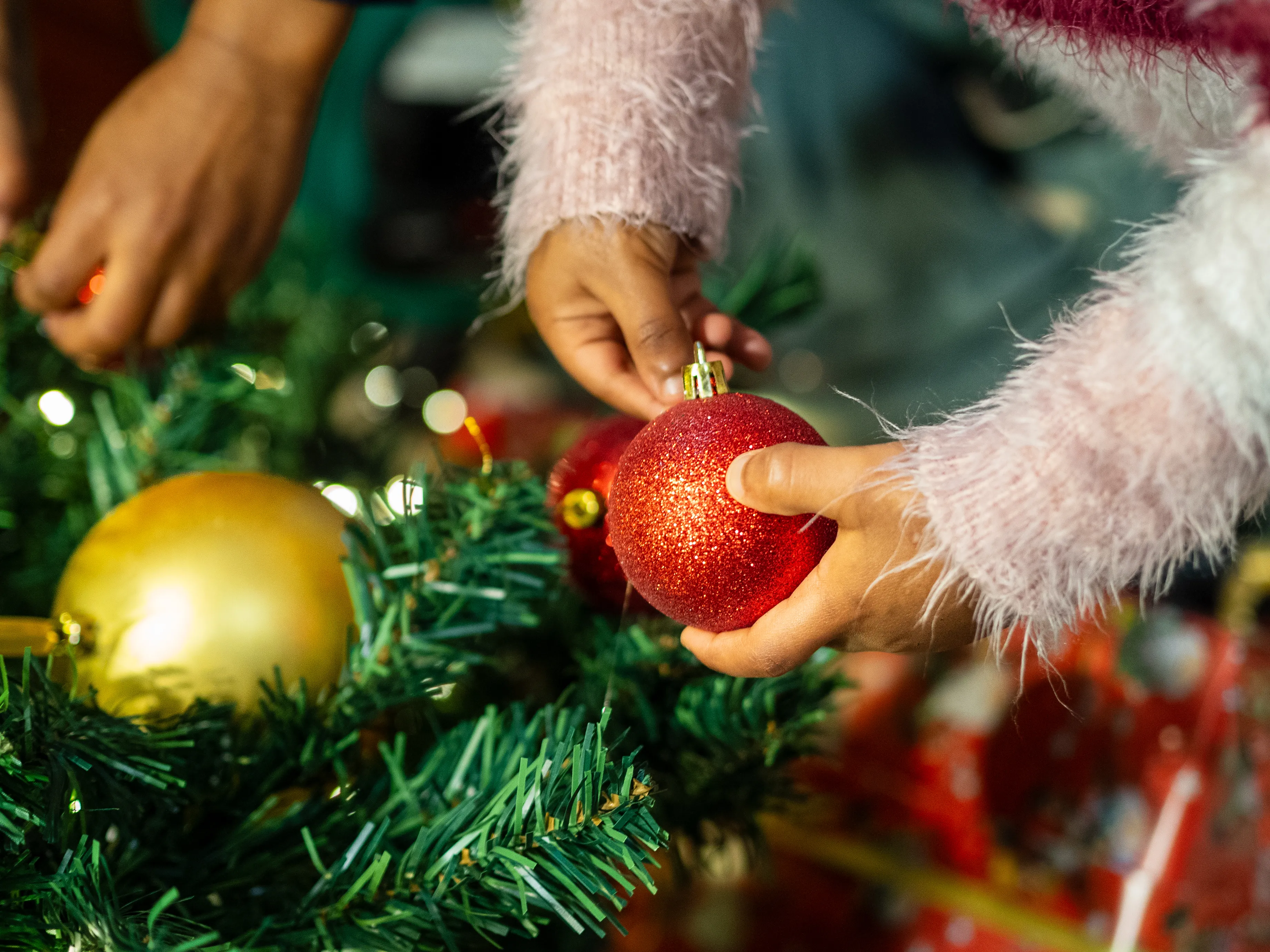 Hender som holder julekule