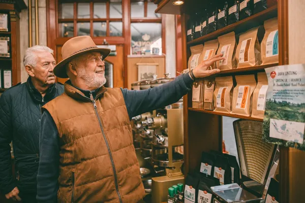 Menn ser på utvalg av kaffi.