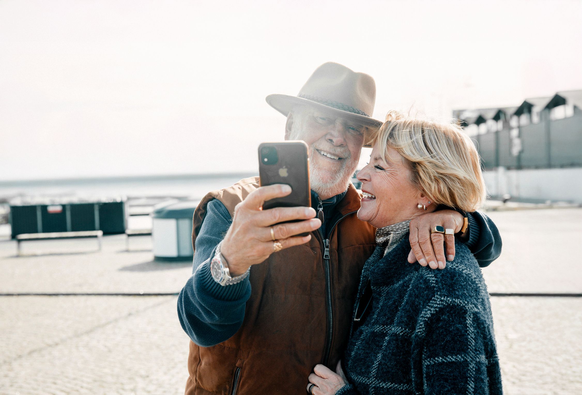 Par tar selfie ved havnen.