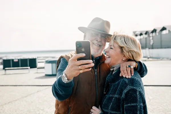 Par tar selfie ved havnen.
