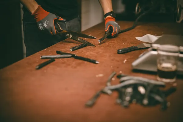 Lakris som blir klippet opp.