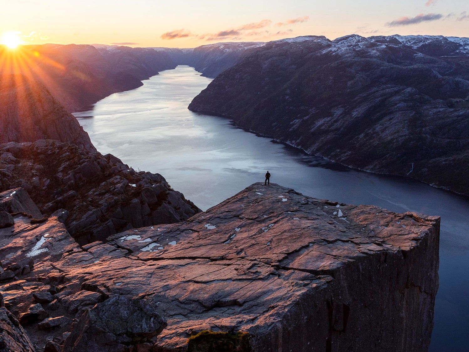 2-day mini-cruise including bus to Preikestolen