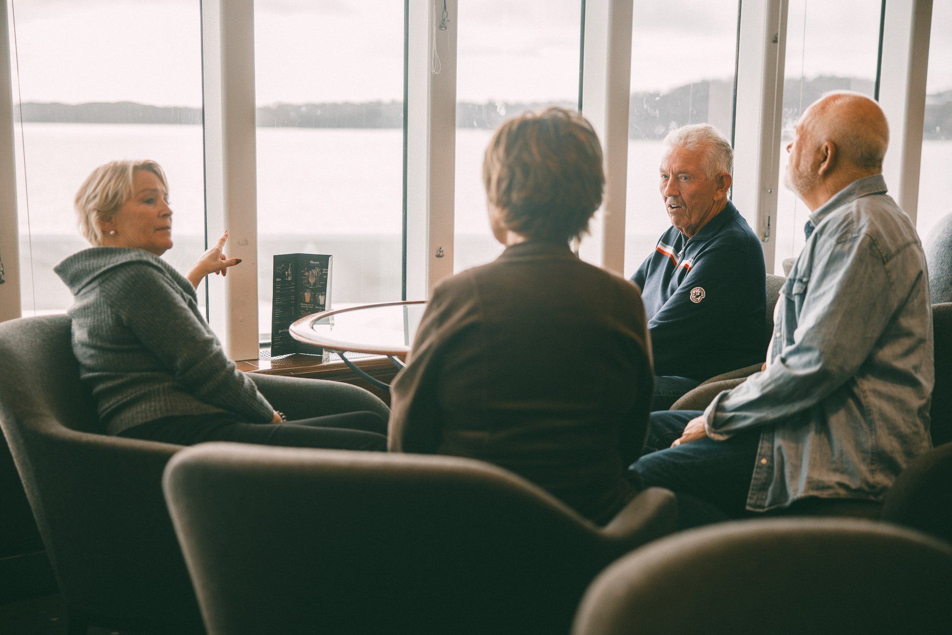 Venner rundt et bord i Seaview.