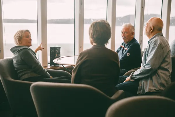 Venner sitter i seaview