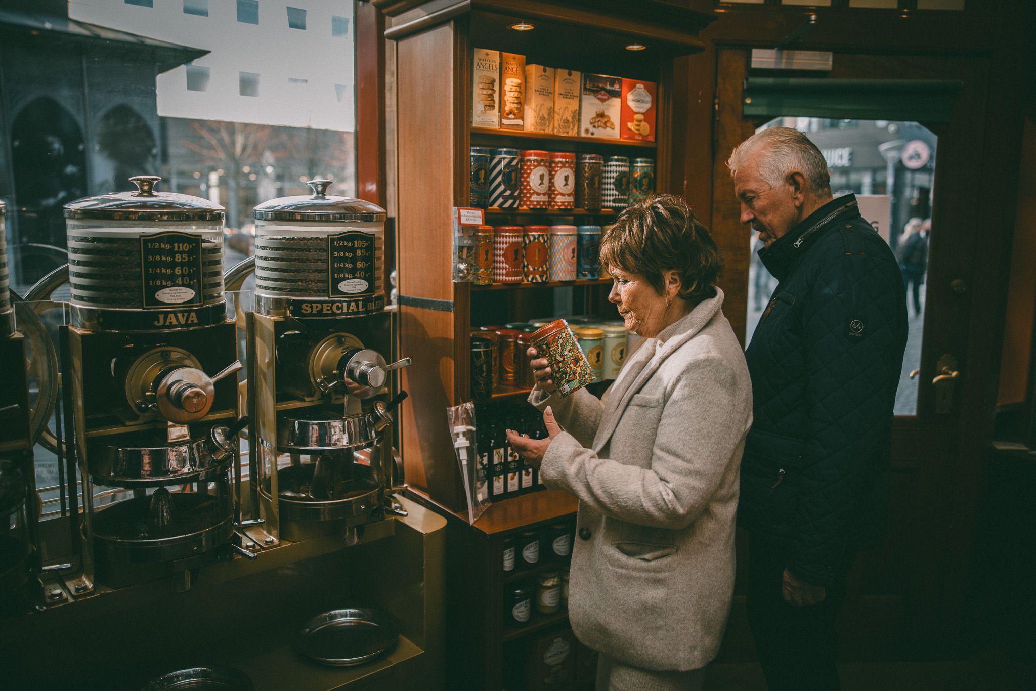 Par i kaffibutikk.