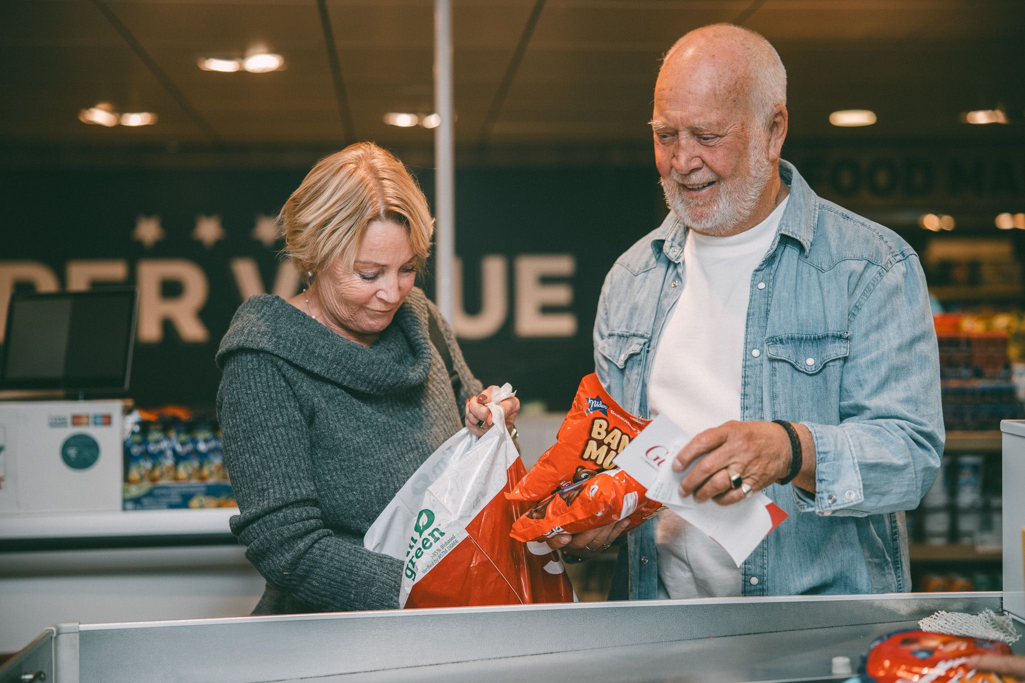 Eldre par i kassen i taxfree