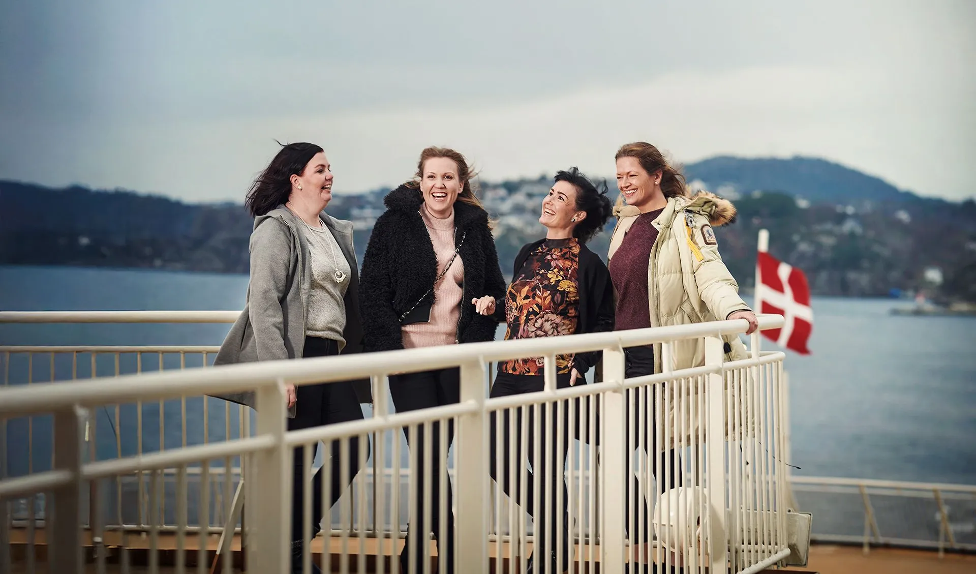 Fire damer på dekk.