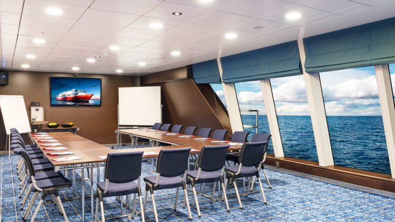 Konferanseoppsett i u-bord