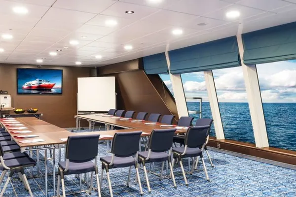 Konferanseoppsett i u-bord