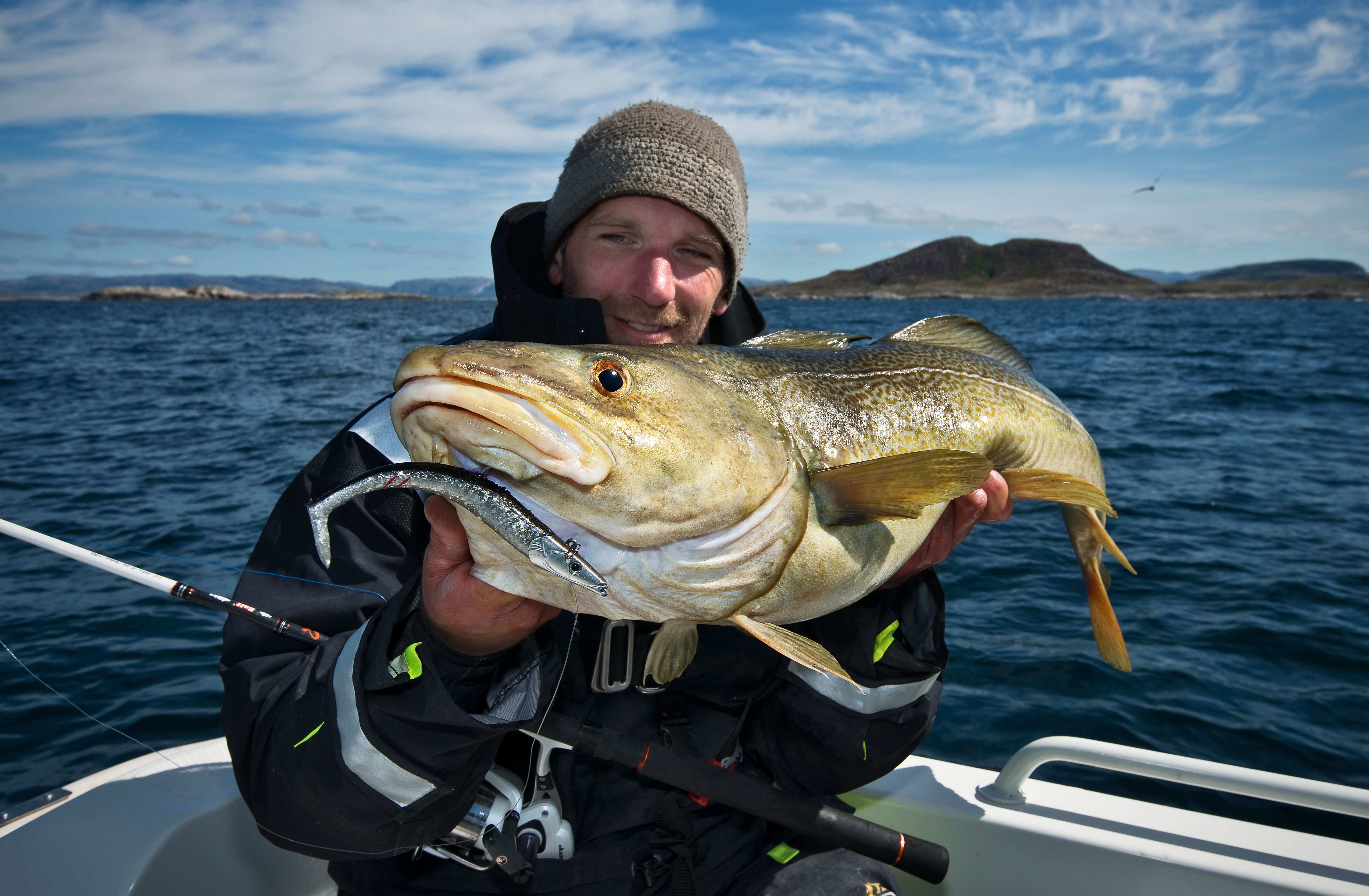 Mann som har fått en stor torsk.