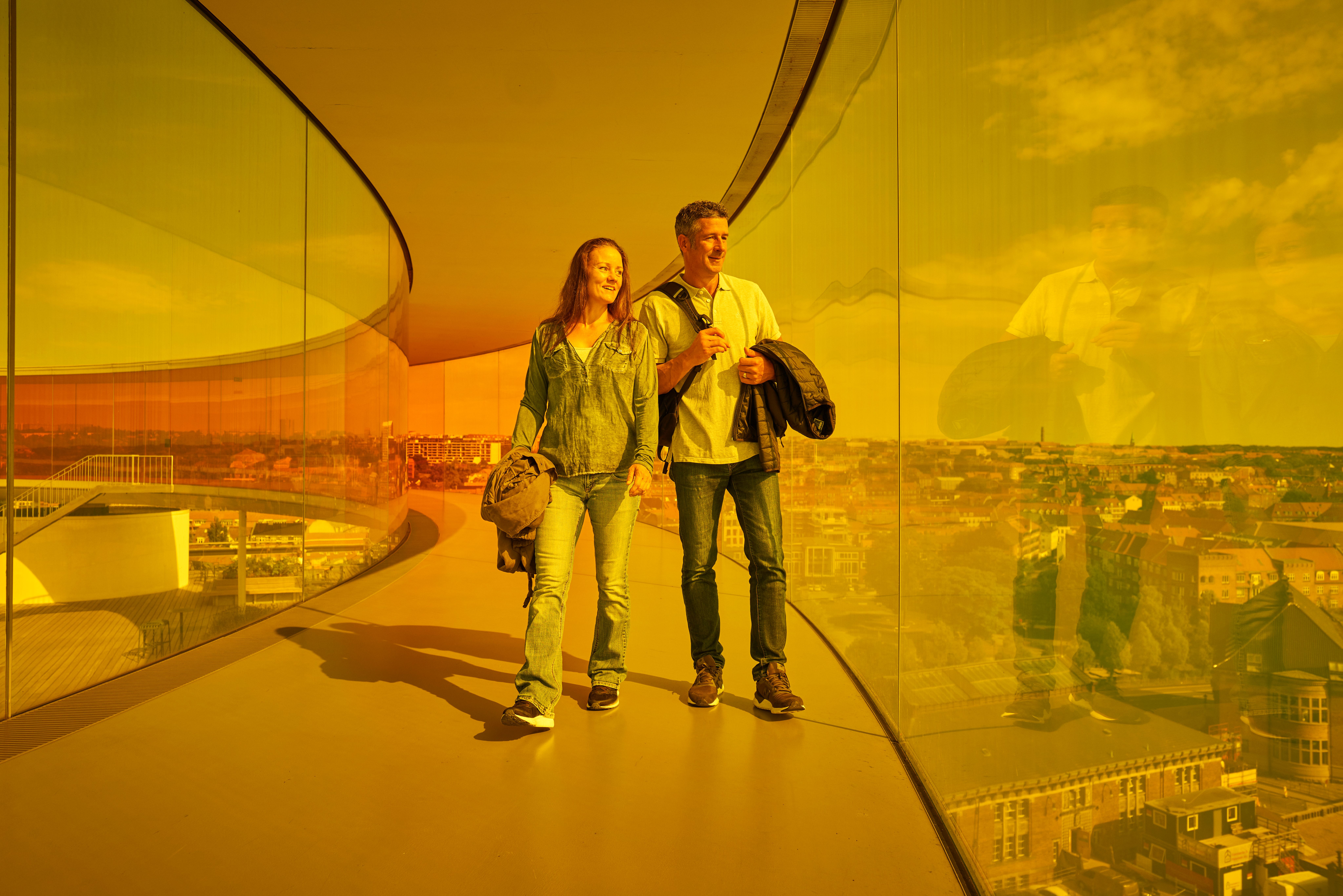 Par går i Rainbow Panorama i ARoS Aarhus