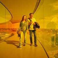 Par går i Rainbow Panorama i ARoS Aarhus