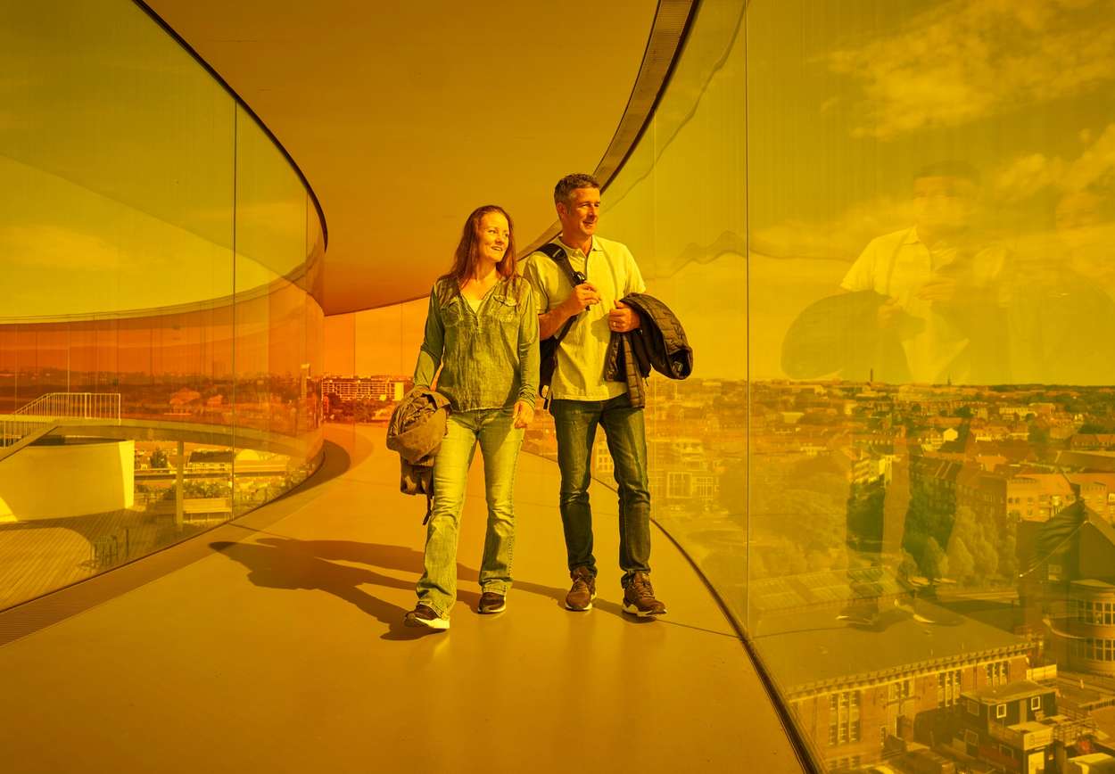 Par går i Rainbow Panorama i ARoS Aarhus
