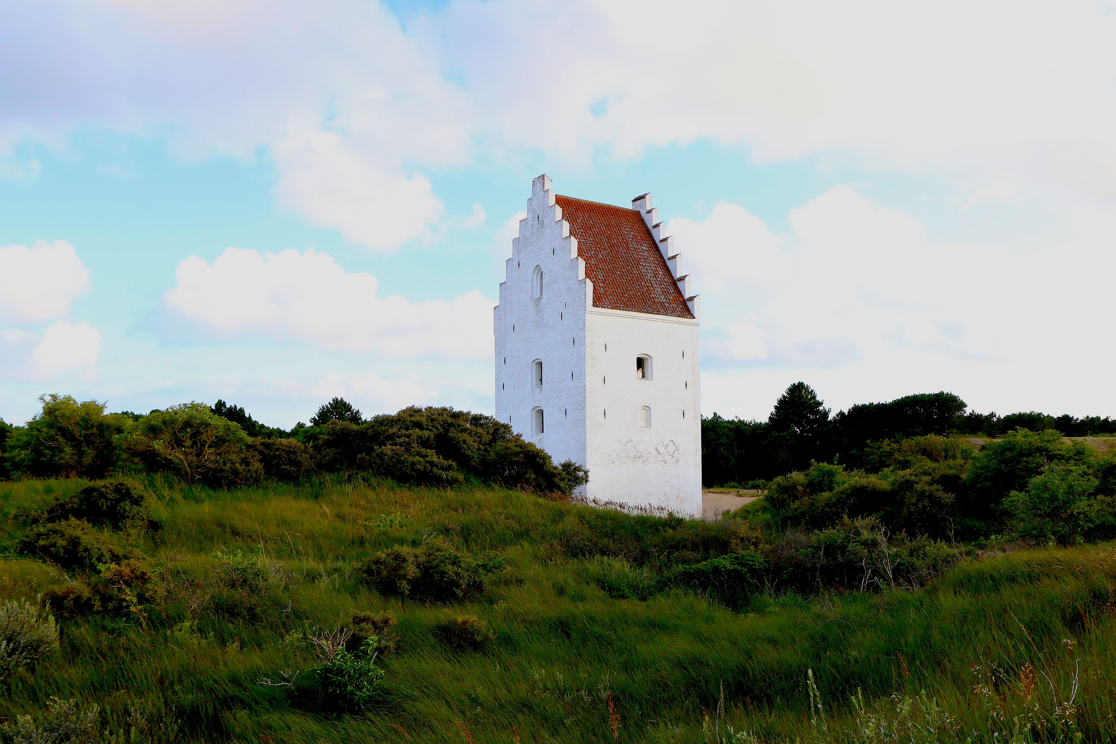 Et mektig skue av den tilsandede kirke i Skagen