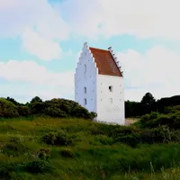 Et mektig skue av den tilsandede kirke i Skagen