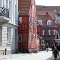 Gamle hus og gater med spaserende folk